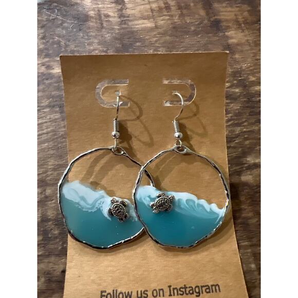 Handmade resin earrings with turtles - Picture 1 of 2